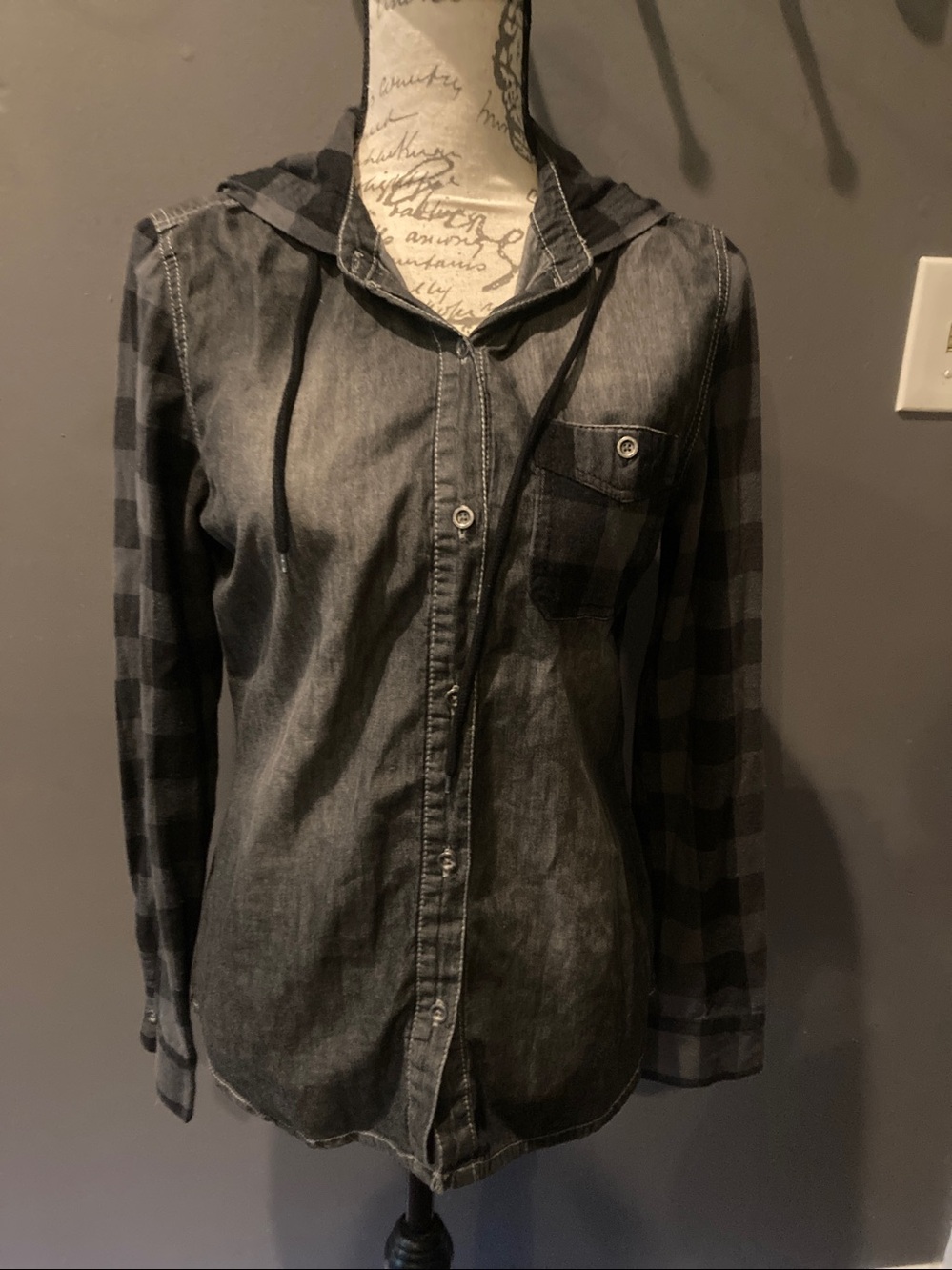 Empyr size small hooded button down top gray and place EUC